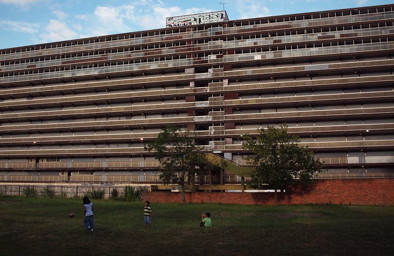 a blurry photo of a white background